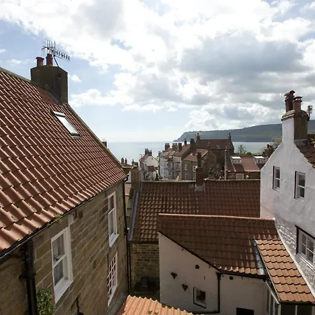 2 Bed In Robin Hoods Bay G0085