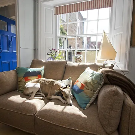 2 Bed In Robin Hoods Bay G0085 Robin Hood's Bay