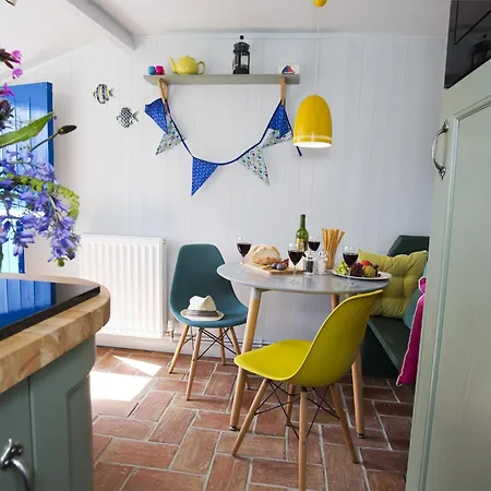 2 Bed In Robin Hoods Bay G0085 *