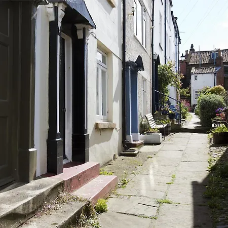 2 Bed In Robin Hoods Bay G0085 Holiday home