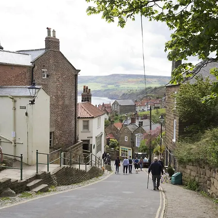 2 Bed In Robin Hoods Bay G0085 Robin Hood's Bay