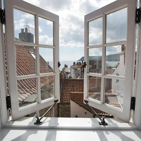 2 Bed In Robin Hoods Bay G0085 *