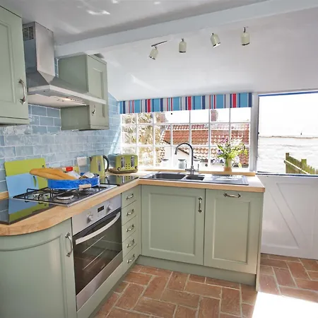 2 Bed In Robin Hoods Bay G0085
