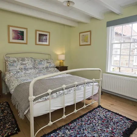2 Bed In Robin Hoods Bay G0085 *