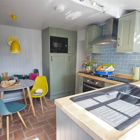 2 Bed In Robin Hoods Bay Oc-g0085 *